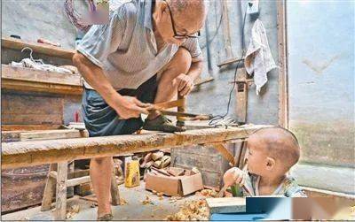 亚美体育・(中国)官方闲不住的老木匠一榫一卯做出“螳螂车”“行走”的机器人、小鸟等纯木制玩具